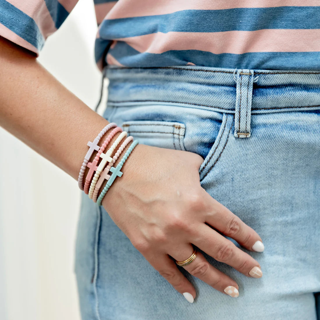 "NEW" VIRAL Silicone Cross Bracelets "Highlights" 5 pack "Share the Love of Jesus"